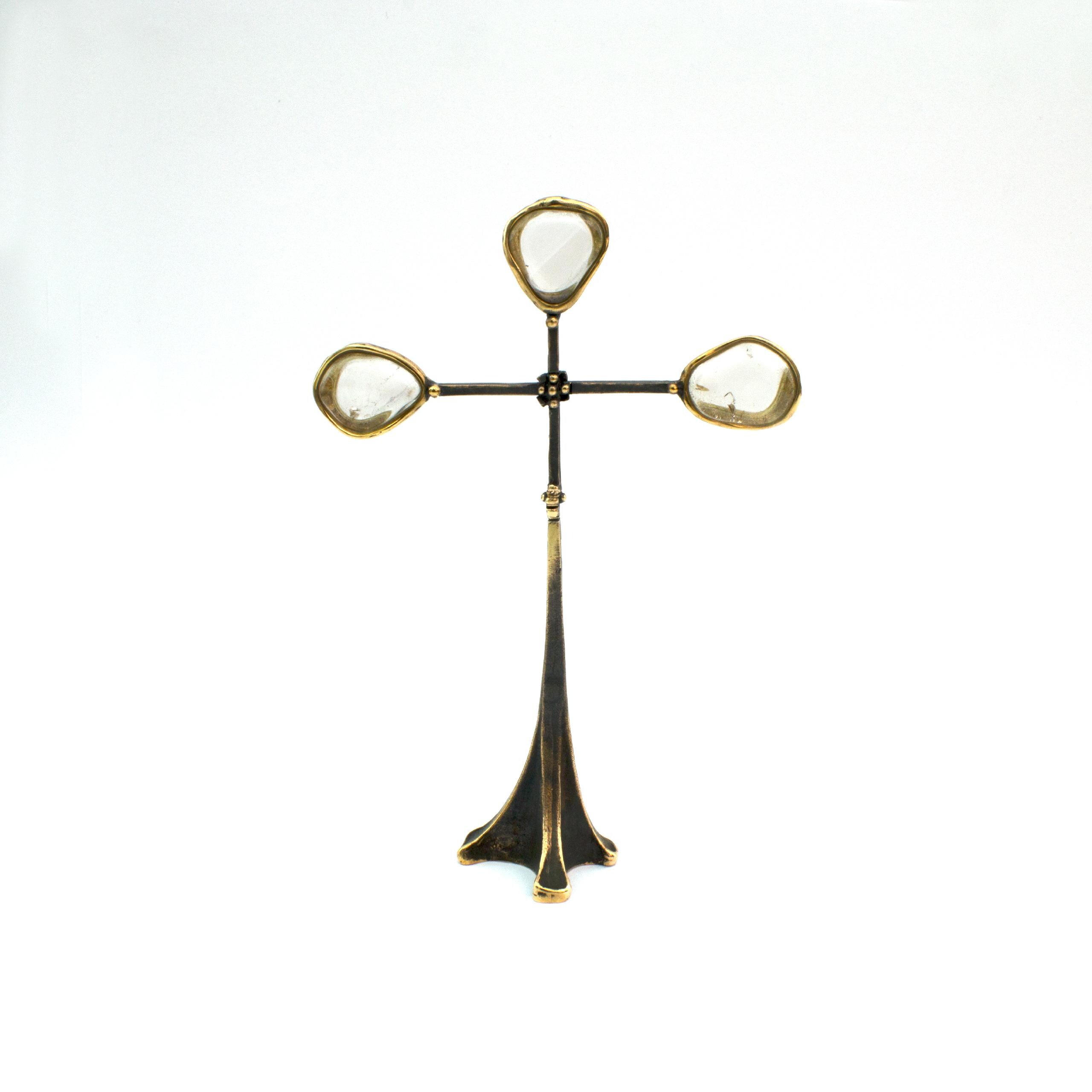 Kříž s podstavcem