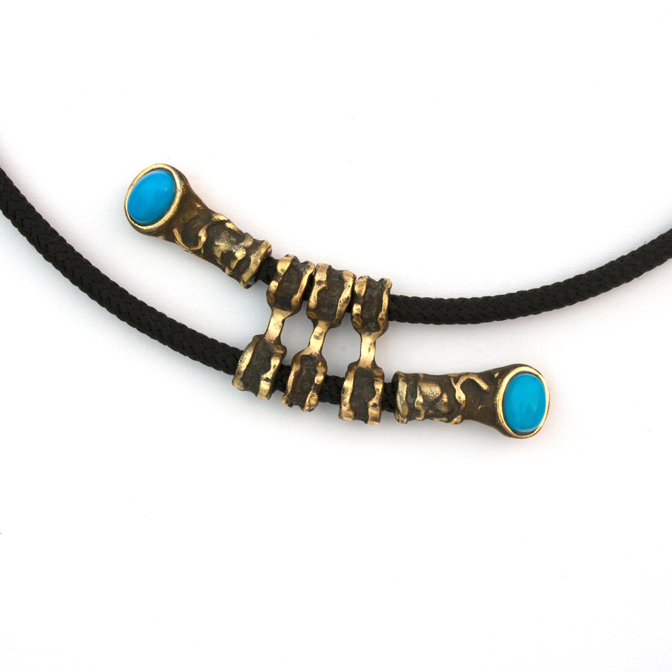 Bronzový náhrdelník "Mřížkový" od Vojtěšky Vlčkové. Autorský šperk s tyrkenitem vytvořený metodou lití na ztracený vosk s geometrickým designem.